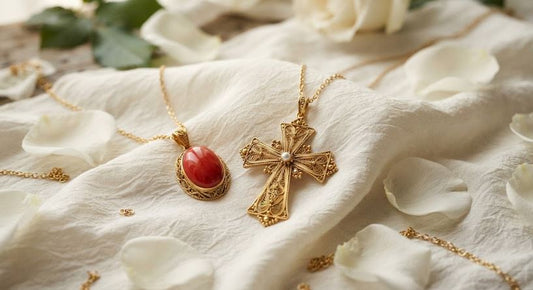 Croix corse en filigrane d'or et pendentif en corail rouge posés sur soie ivoire avec pétales de roses blanches - bijou corse mariage Marc-Ricca Porticcio