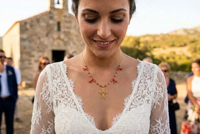 Mariée portant un collier en corail rouge de Méditerranée monté sur or et une croix corse en filigrane, mariage traditionnel corse, bijouterie Marc-Ricca Porticcio