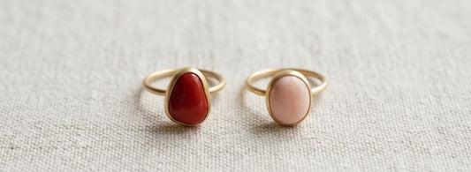 Comparatif corail rouge de Méditerranée et corail bambou rose – deux bagues or côte à côte, par Marc-Ricca Porticcio