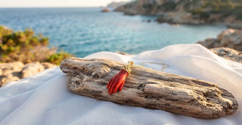 Main de corail rouge de Corse – talisman ancestral façonné à la main par Marc-Ricca à Porticcio