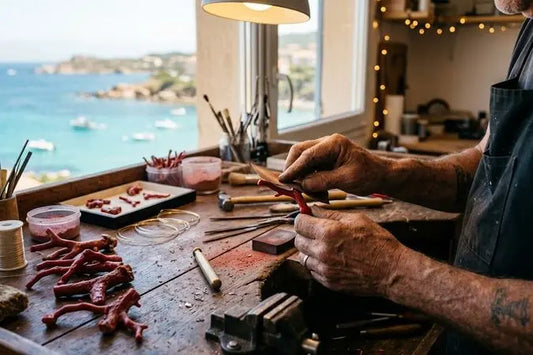 Mains d'artisan bijoutier polissant une pièce en corail rouge de Méditerranée dans l'atelier Marc-Ricca à Porticcio, Corse-du-Sud