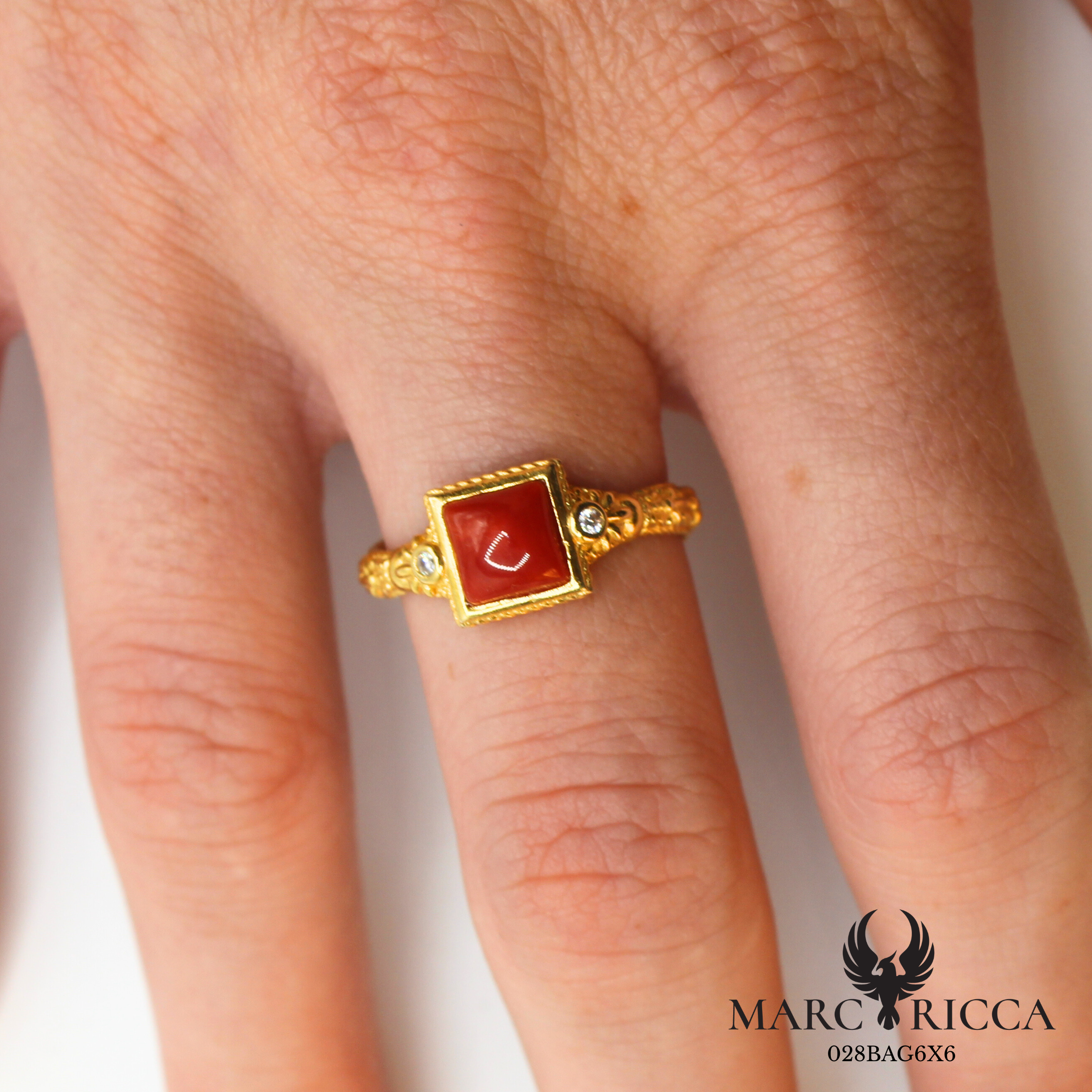 Bague en vermeil avec carré en corail et zirconium