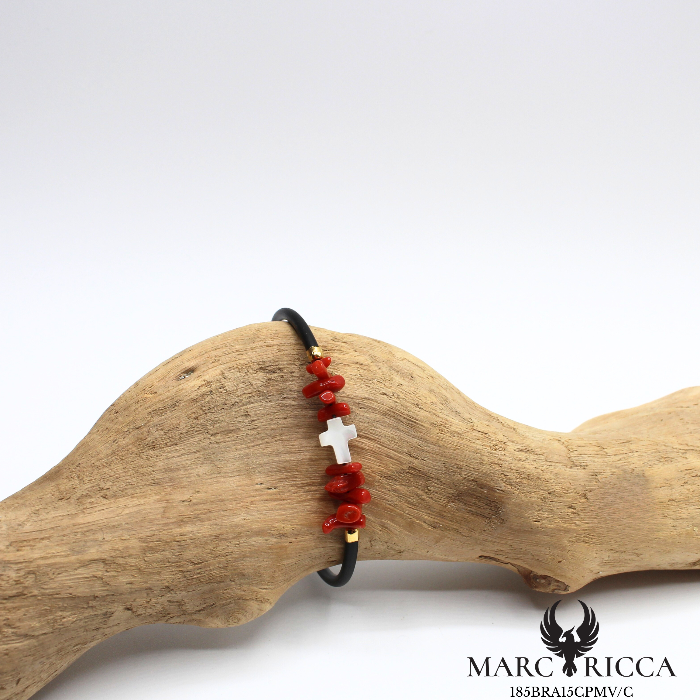 Bracelet jonc en caoutchouc avec corail cupolino et croix en nacre