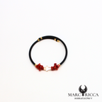 Bracelet jonc en caoutchouc avec corail cupolino et croix en nacre