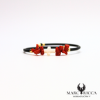Bracelet jonc en caoutchouc avec corail cupolino et croix en nacre