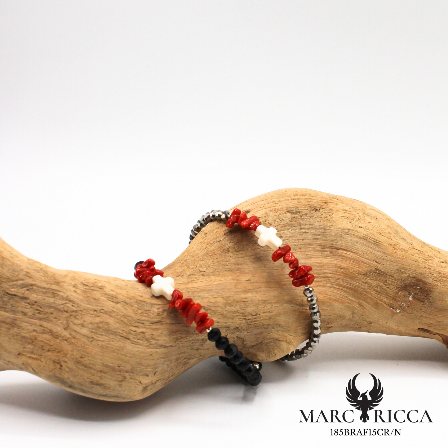 Bracelet jonc en cristal avec croix en nacre et corail