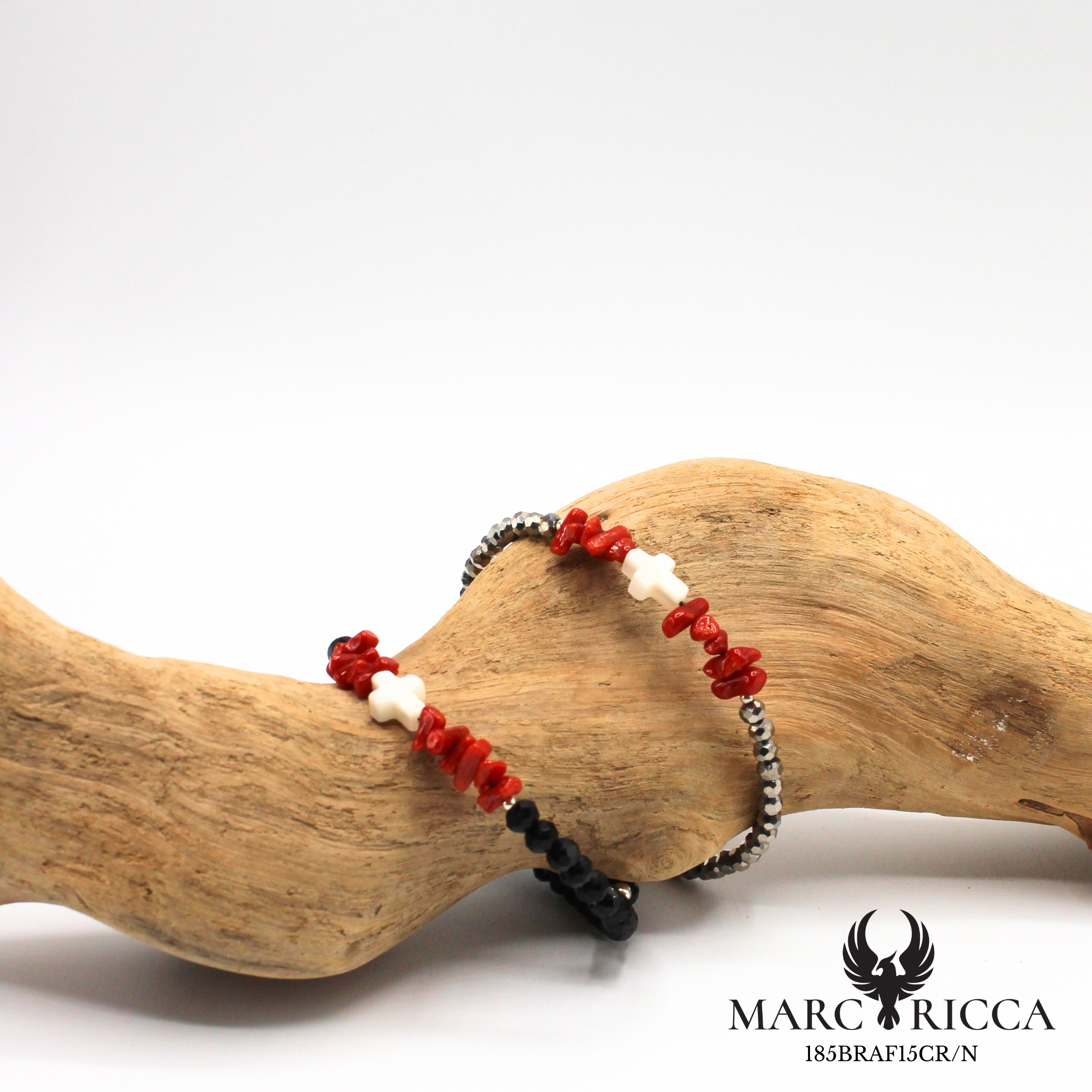 Bracelet jonc en cristal avec croix en nacre et corail