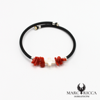 Bracelet jonc en caoutchouc avec corail cupolino et croix en nacre